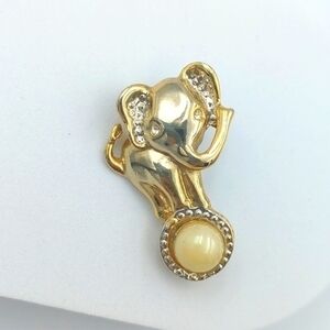 4/24$ 🌻 Vintage elephant on a ball brooch pin pendant. Adorable!